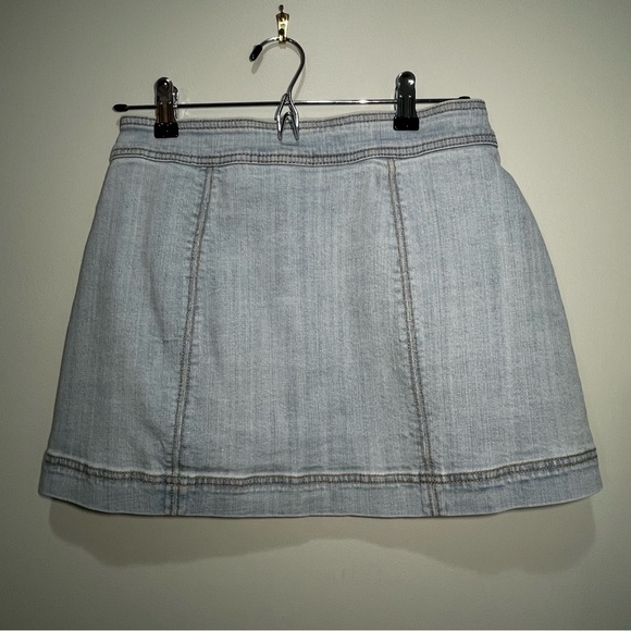 Free People Faded Denim Mini Skirt w/ 7 Snaps on Front Size 2 - Picture 2 of 7